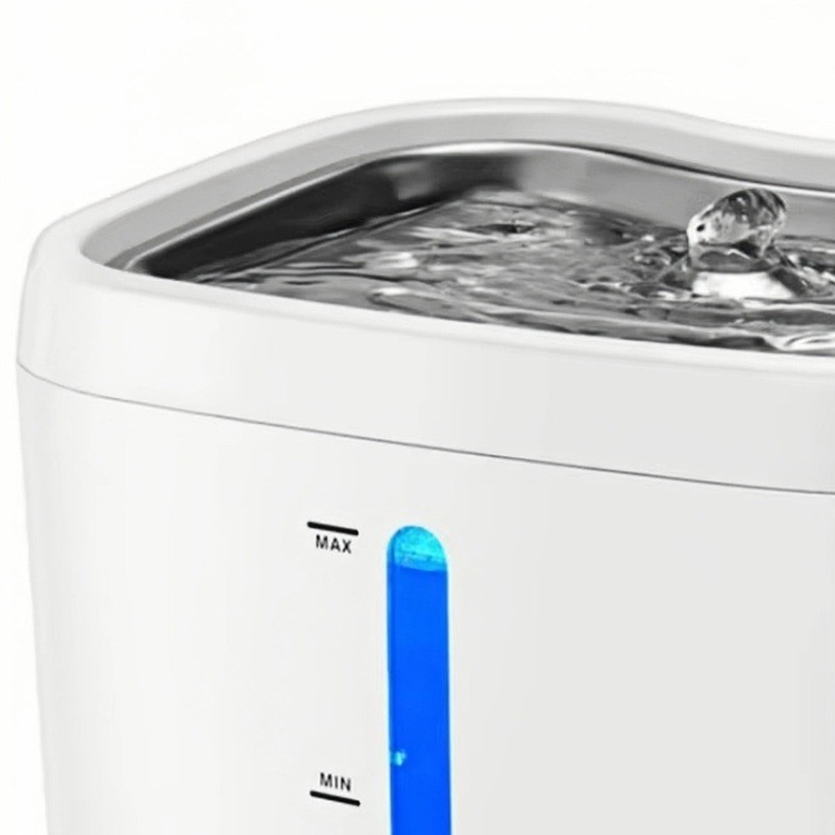 Primer plano de la fuente de agua para gatos con el agua en movimiento
